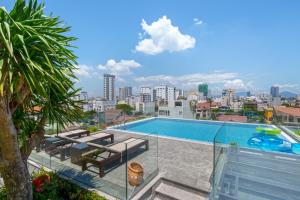 una piscina en la azotea de un edificio en DANA RESIDENCE, en Da Nang