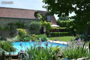 The swimming pool at or close to Chambres d'Hôtes La Vallée des Vignes