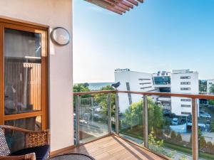 uma varanda com vista para a cidade em VacationClub – Olympic Park Apartament A503 em Kolobrzeg