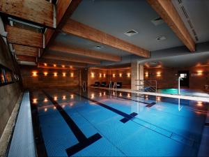 uma grande piscina interior num edifício em VacationClub – Olympic Park Apartament A503 em Kolobrzeg