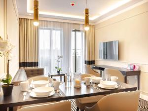 jadalnia ze stołem i krzesłami w obiekcie VacationClub – Baltic Park Fort Apartament F.308 w Świnoujściu