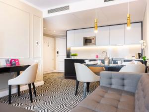 kuchnia i salon ze stołem i krzesłami w obiekcie VacationClub – Baltic Park Fort Apartament F.308 w Świnoujściu