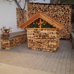 einen Haufen Feuerholz in einem Haus in der Unterkunft Bed and Breakfast Ai Sassi in Sovramonte