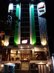 un bâtiment avec un feu vert au-dessus dans l'établissement Biz Hotel Ambon, à Ambon