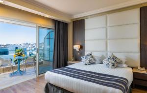 Voodi või voodid majutusasutuse Ambassador Hotel toas