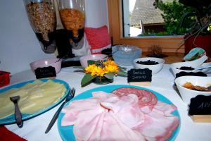 una tavola con piatti di cibo su un tavolo di Haus Friedeck a Ramsau am Dachstein
