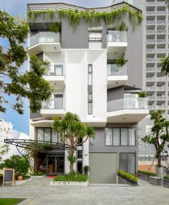 un edificio de apartamentos con fachada blanca en DANA RESIDENCE, en Da Nang