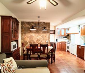 a kitchen and dining room with a table and chairs at Casa Sierra Norte Madrid in Lozoya