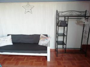 アルカスにあるLoft Centro Histórico Arucasのベッドルーム(二段ベッド1組、棚付)