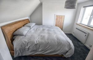 The Sheiling في تاربيرت: غرفة نوم مع سرير مع لوح خشبي للرأس