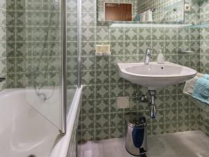 A bathroom at Ferienwohnungen Tiroler Alpenhof