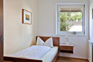A bed or beds in a room at Ferienwohnungen Tiroler Alpenhof