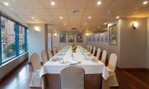 a conference room with a long table and chairs at Hotel MS Maestranza Málaga in Málaga