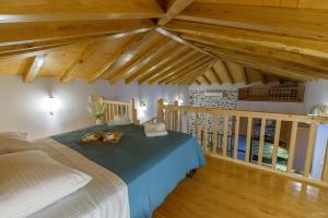 1 dormitorio con 1 cama en una habitación con techos de madera en Guarda il porto en Hydra
