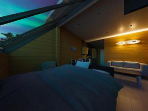 ピュハトゥントゥリにあるPyhän Asteli Aurora Igloos & Suitesのベッドルーム(大型ベッド1台、窓付)