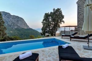 - une piscine avec vue sur la montagne dans l'établissement Holiday home Barbarella, à Zaostrog