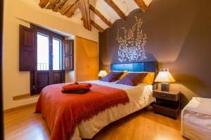 a bedroom with a large bed and a window at Tiempo de Ensueño in Cella