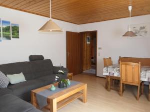 sala de estar con sofá y mesa en Untermetzgersbauernhof Alpirsbach, en Alpirsbach