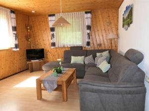 ein Wohnzimmer mit einem Sofa und einem Couchtisch in der Unterkunft Untermetzgersbauernhof Alpirsbach in Alpirsbach