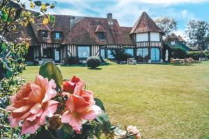 a large house with a green yard with pink flowers at "La Girelle, bord de mer" in Honfleur