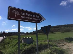 Ein Schild, auf dem "le terre at la agricultureopolis" steht. in der Unterkunft Le Terre Di Isa in Magione
