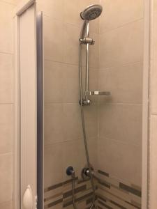 łazienka z prysznicem z głowicą prysznicową w obiekcie Home sweet home Vietri w mieście Vietri sul Mare