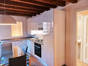 een keuken met witte kasten en een fornuis met oven bij Tre archi 3 in Venetië