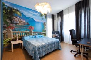 サレルノにあるVilla Carraraのベッドルーム1室(ベッド1台付)が備わります。壁には絵画が飾られています。
