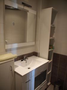 La salle de bains est pourvue d'un lavabo blanc et d'un miroir. dans l'établissement Miramar 37C, à Roses