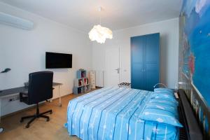 サレルノにあるVilla Carraraのベッドルーム1室(ベッド1台、デスク、コンピュータ付)