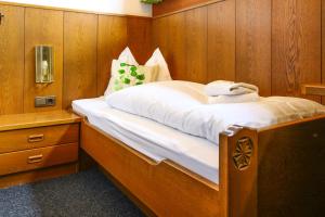 Postel nebo postele na pokoji v ubytování Guesthouse Pension Grafenstein