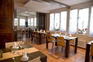 מסעדה או מקום אחר לאכול בו ב-Logis Hôtel Restaurant Barrey