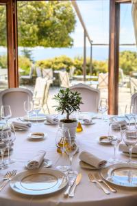 uma mesa com copos de vinho e uma planta sobre ela em Hotel Les Bories & Spa em Gordes