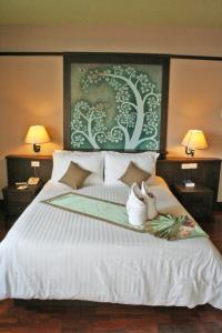 Säng eller sängar i ett rum på Sarita Chalet & Spa Hotel - SHA Extra Plus