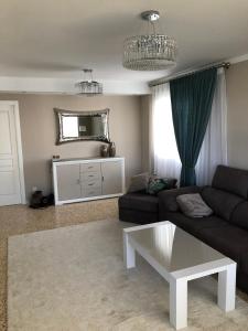 uma sala de estar com um sofá e uma mesa de centro em Apartamento Parque 2 Playa de Gandía em Playa de Gandia