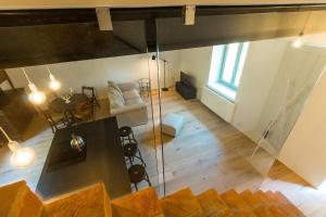 een uitzicht over de woonkamer en de eetkamer bij Appartamenti presso Cascina La Melagrana in Costigliole dʼAsti