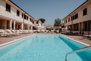 a swimming pool in a courtyard of a hotel at Residence Talamone Il Poderino in Talamone