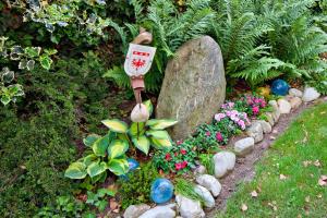 A garden outside Ferienwohnungen Tiroler Alpenhof