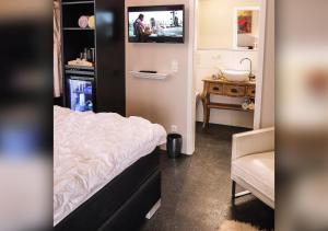 a small room with a bed and a bathroom at Comfort and Style in City Center with Ensuite Bathroom on Schaafenstraße in Cologne