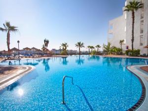 Bazén v ubytování Hotel Servigroup Marina Mar nebo v jeho okolí