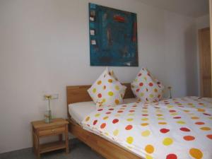 a bedroom with a bed with polka dot sheets at Apfelhof - Ferienwohnung Wielath in Salem