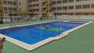 a large swimming pool in front of a building at Apartament Sofia in Mar de Cristal
