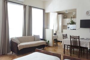 una sala de estar con un sofá y una mesa en Apartment Dadiani 26, en Tiflis