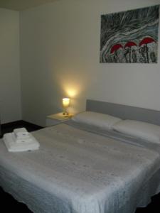 1 dormitorio con 1 cama y una foto en la pared en B&B Villa Landy, en Benevento