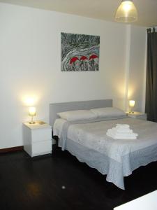 1 dormitorio con 1 cama y 2 mesas con lámparas en B&B Villa Landy, en Benevento