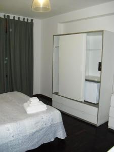 1 dormitorio con cama y espejo grande en B&B Villa Landy, en Benevento