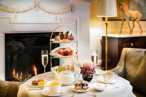 蘇黎世的住宿－巴爾拉克酒店，一张带茶叶和咖啡的桌子以及壁炉
