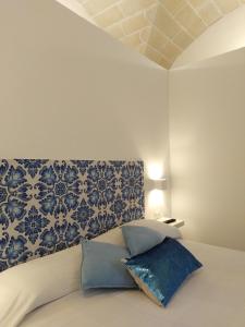 a bedroom with a bed with a blue and white wall at la casetta in Favignana