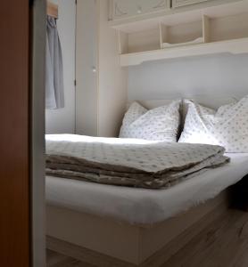 デンプキにあるDomki holenderskie ,, Latający Holender"のベッドルーム1室(白いシーツと枕のベッド1台付)