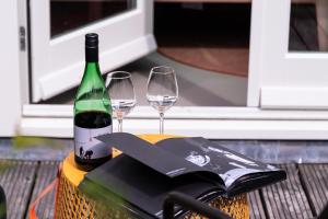 - une bouteille de vin et deux verres sur une table dans l'établissement Conscious Hotel Museum Square, à Amsterdam